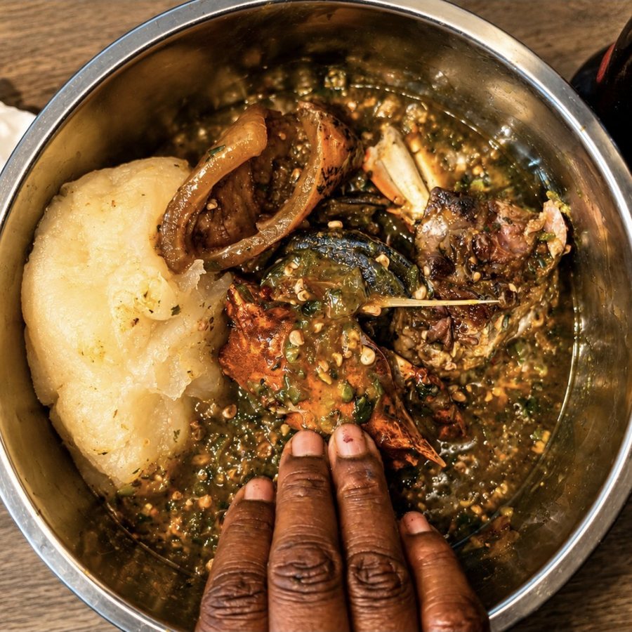 Sauce gombo au peaulo, crabes et poisson, servie avec du placali